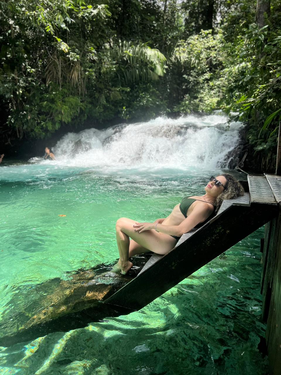 Viajante relaxando em águas cristalinas do Jalapão