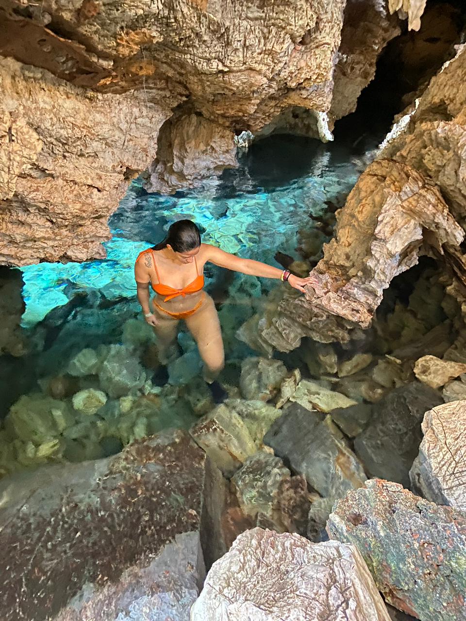 Gruta com água azul cristalina no Jalapão