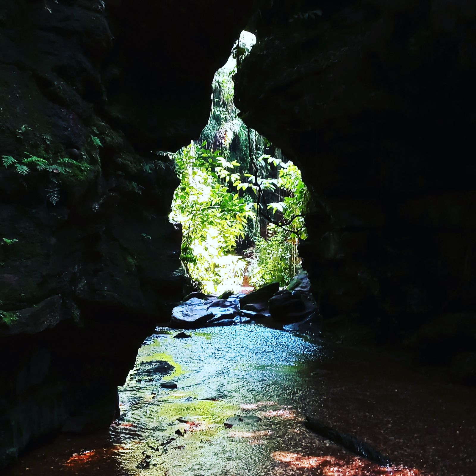 Passagem iluminada em cânion do Jalapão