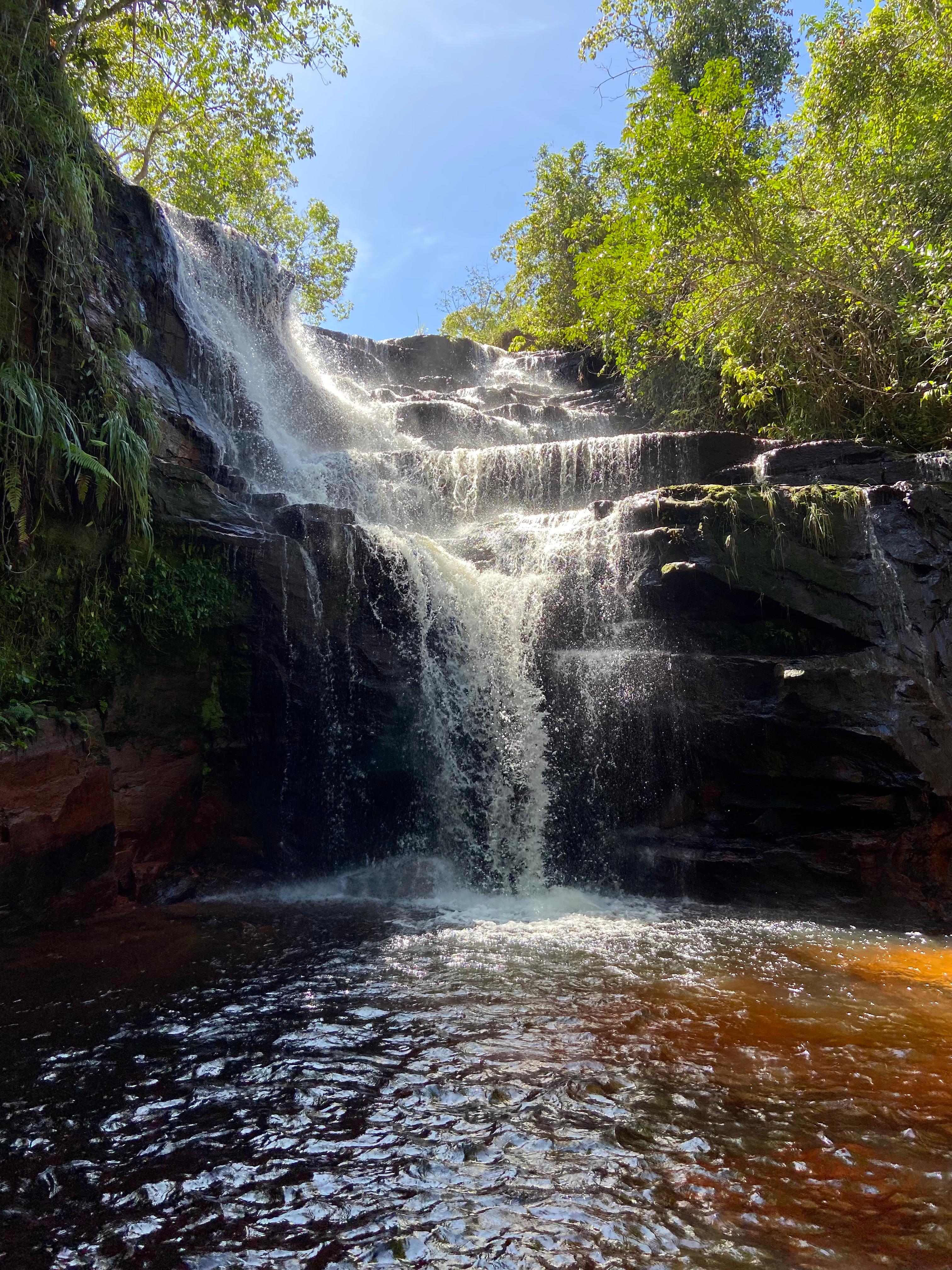 Cachoeira cercada por vegetação no Jalapão