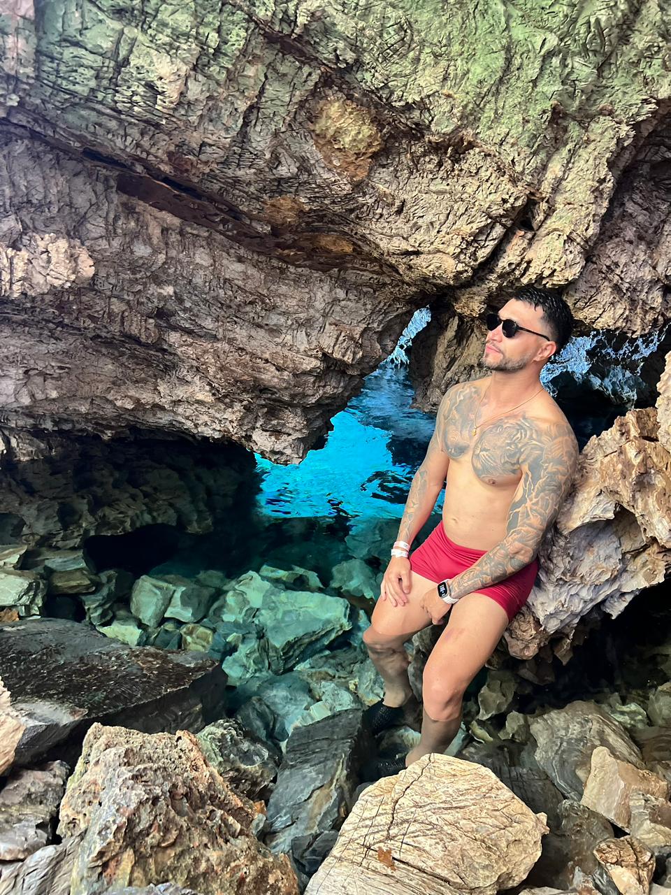 Lagoa azul em gruta com visitante